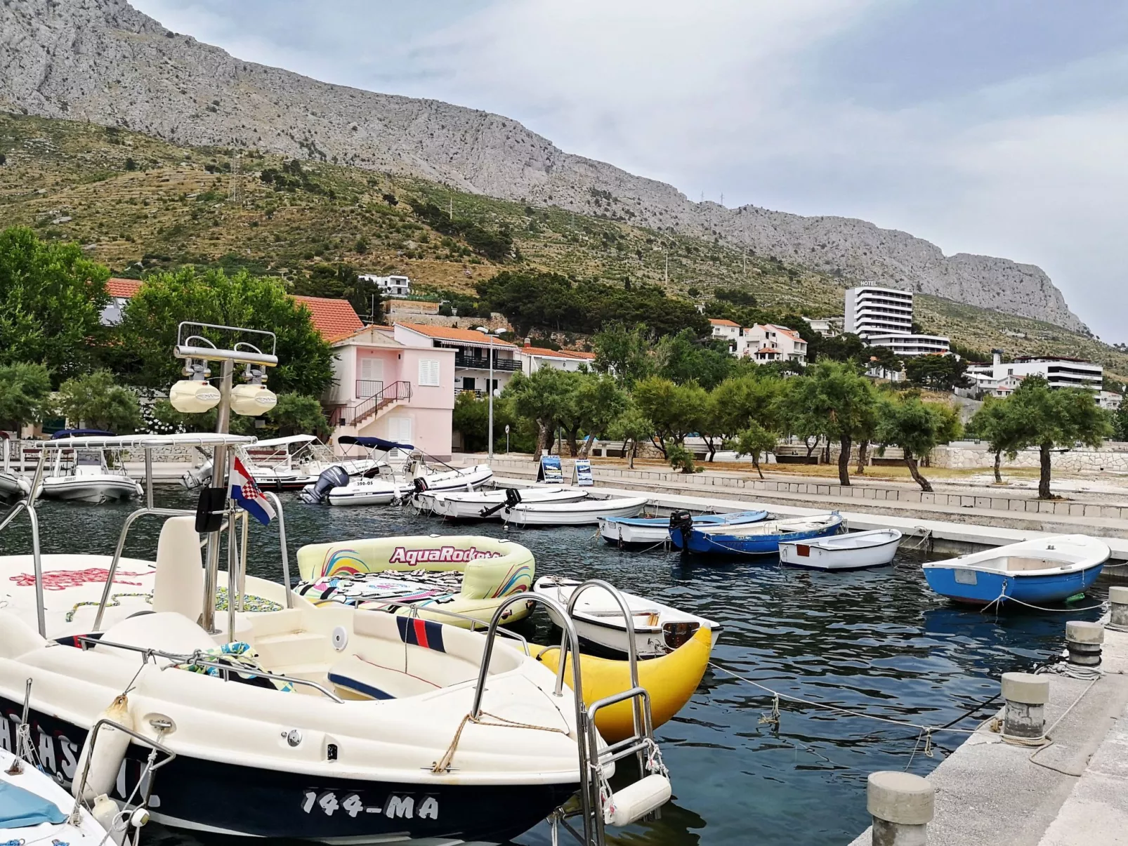 Große Ferienwohnung in Duće mit Privatem Balkon und Meerblick-Buiten