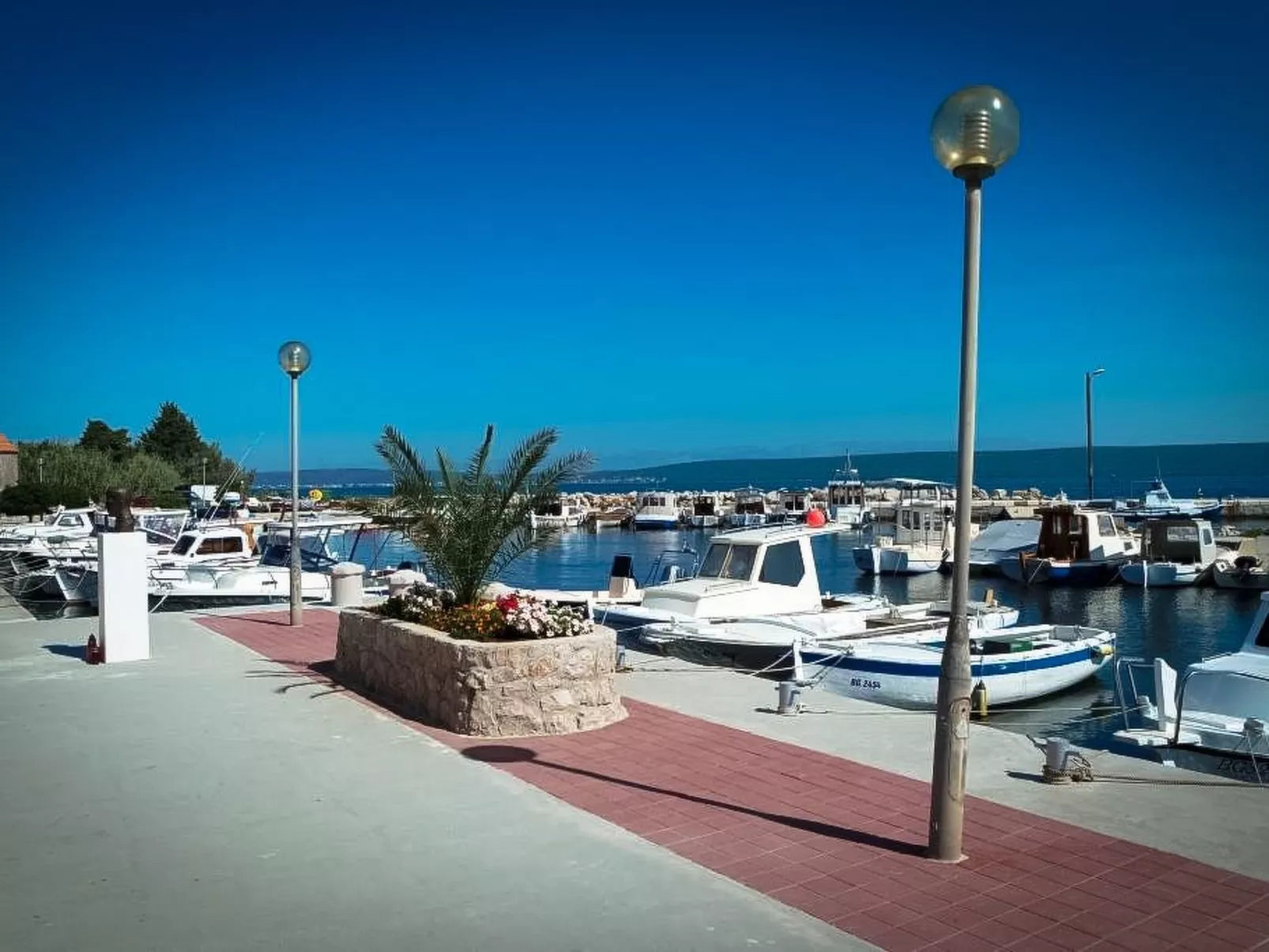 Für vier Personen mit Balkon im ersten Obergeschoss gelegen-Buiten
