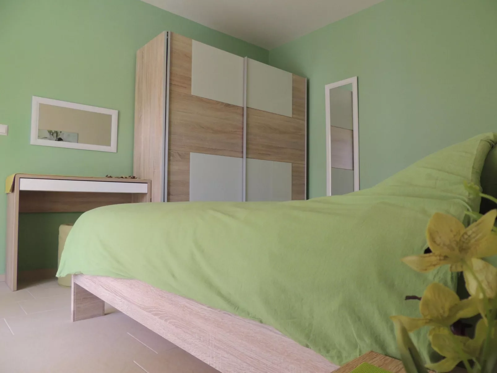 "Denona" mit Blick auf das Wasser