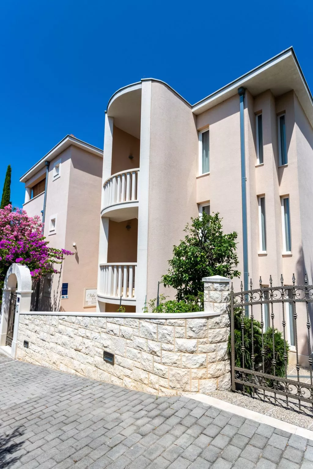 Große Ferienwohnung mit Pool, Garten und Terrasse-Buiten