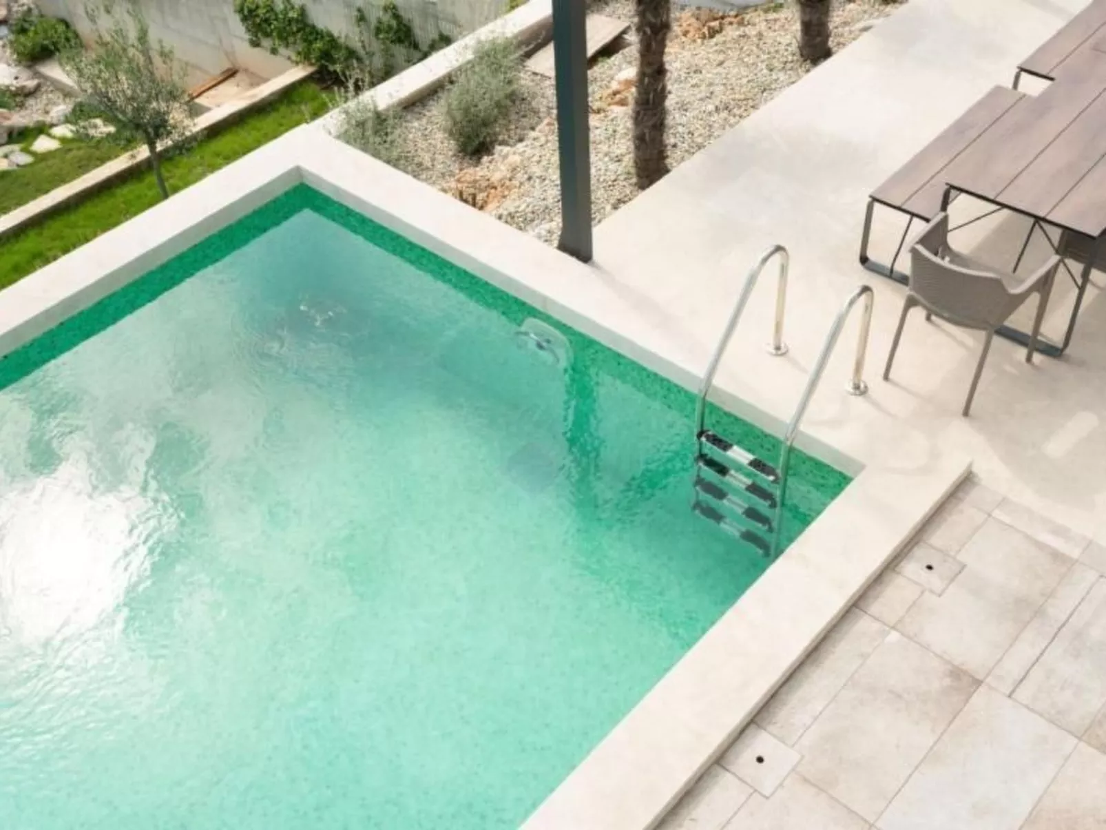 Designferienhaus mit Hot Tub-Buiten