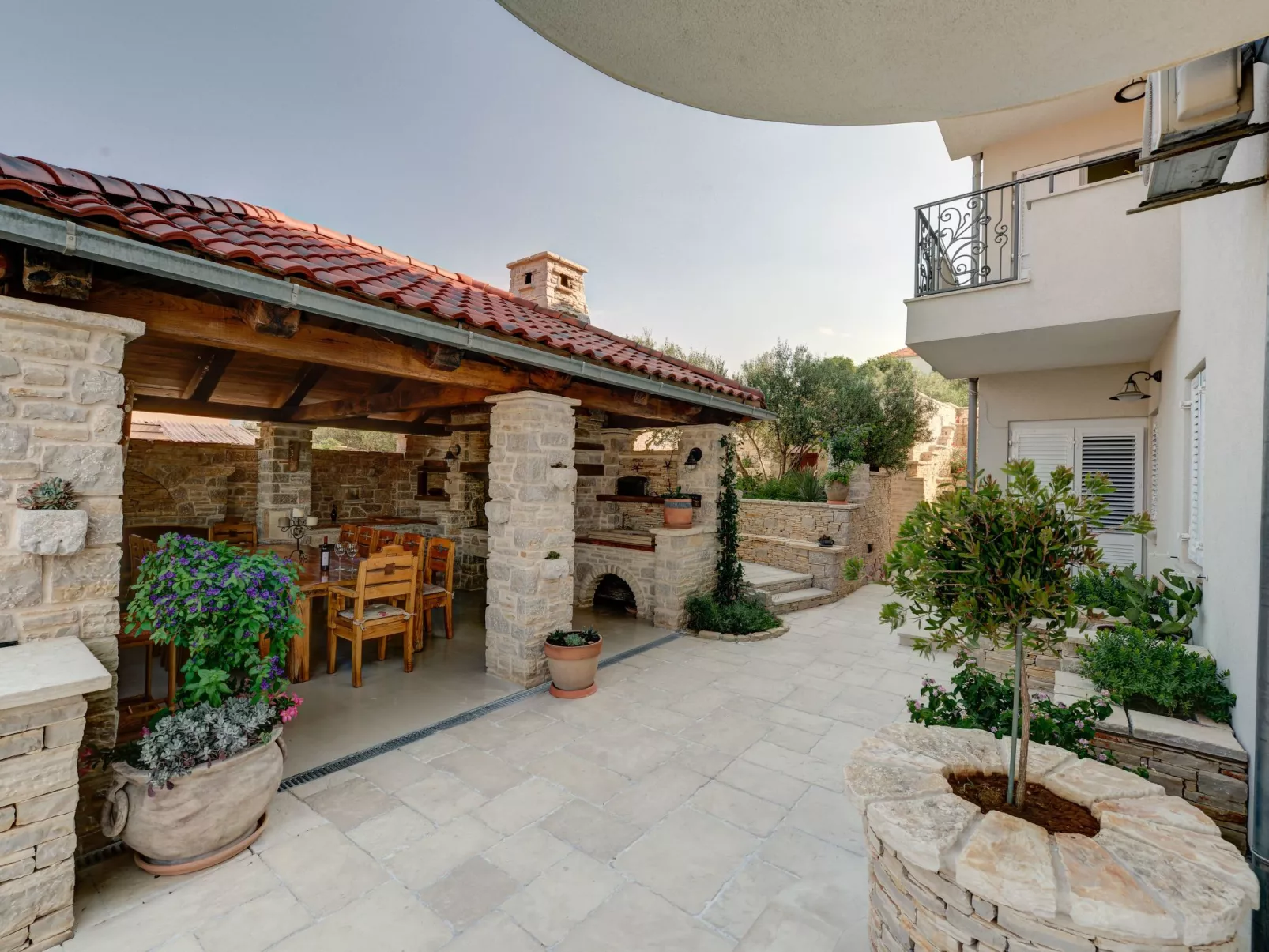 Wohnung für 4 Personen mit Whirlpool und Schwimmbad-Buiten