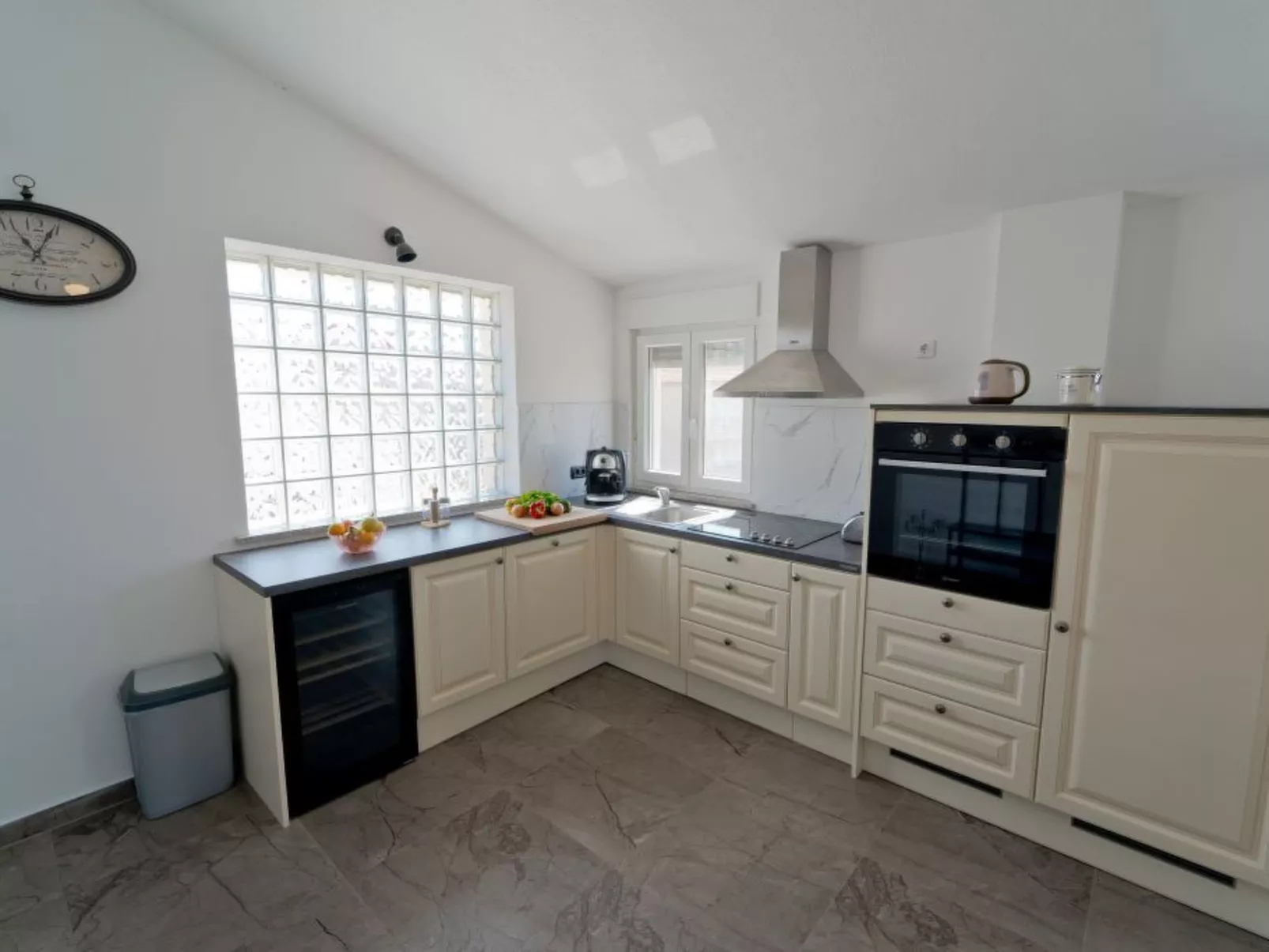 Mit privatem beheiztem Schwimmbad-Binnen