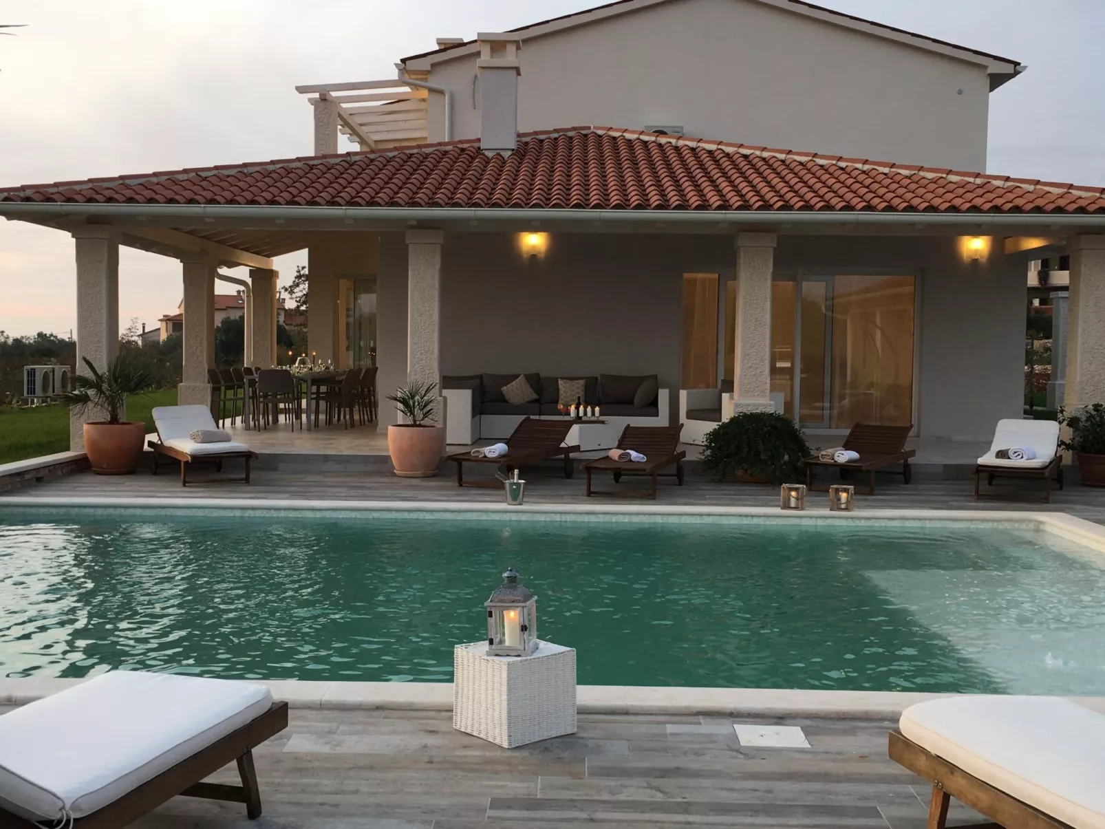 Elegante und komfortable Villa mit Salzwasserpool, Whirlpool und Sauna, umgeben-Image-tags.info