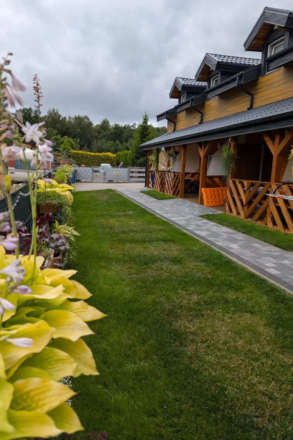 Trebor"-Häuser in einem eingezäunten Gebiet-Buiten