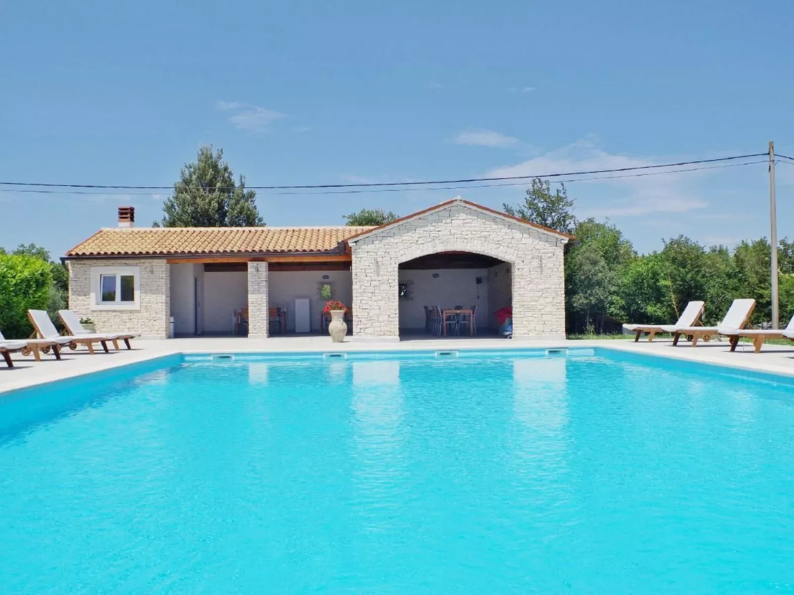 Appartement in Rakalj mit gemeinsamem Pool, Terrasse und Grill-Buiten