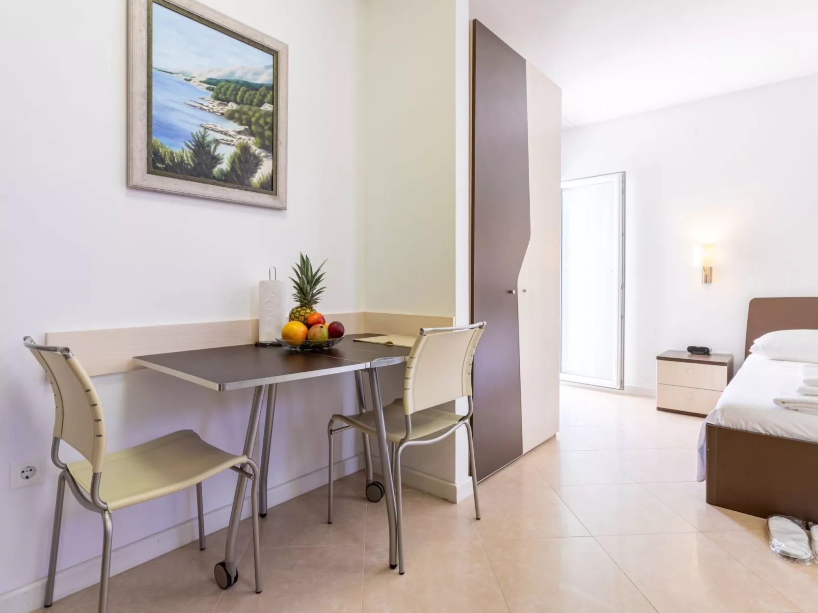 Helle Studio-Ferienwohnung mit Sonnenbalkon-Binnen