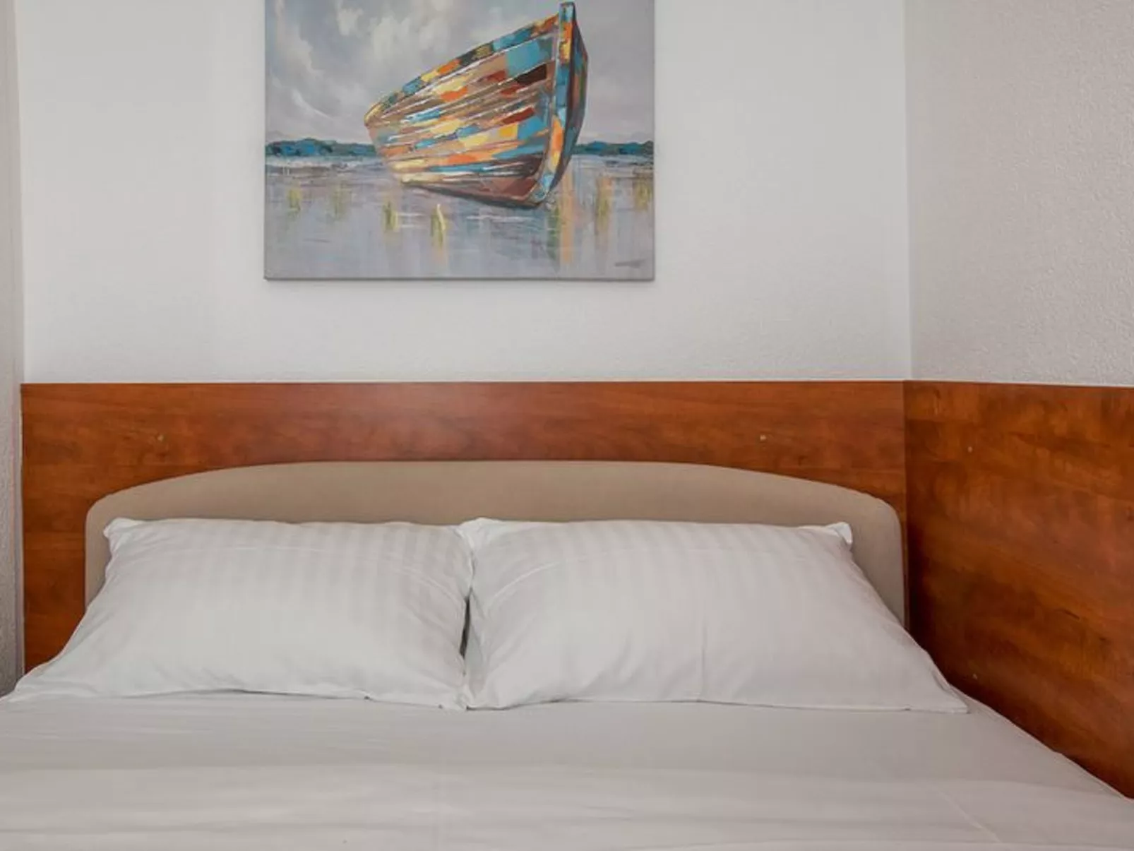 Mélanie B im ersten Stock einer Villa am Strand