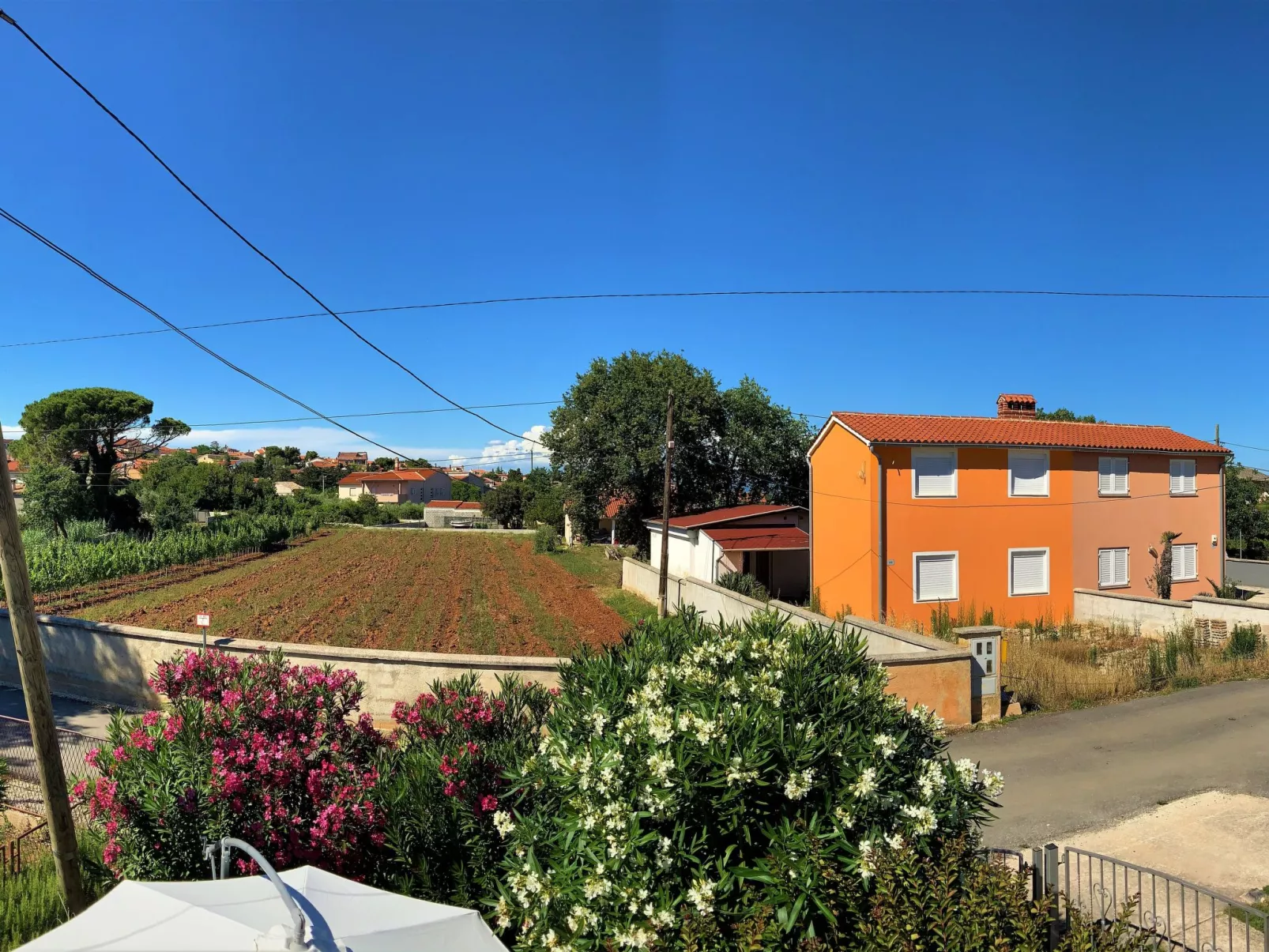 Wunderschöne Ferienwohnung in Ližnjan mit Garten, Grill und Terrasse-Buiten