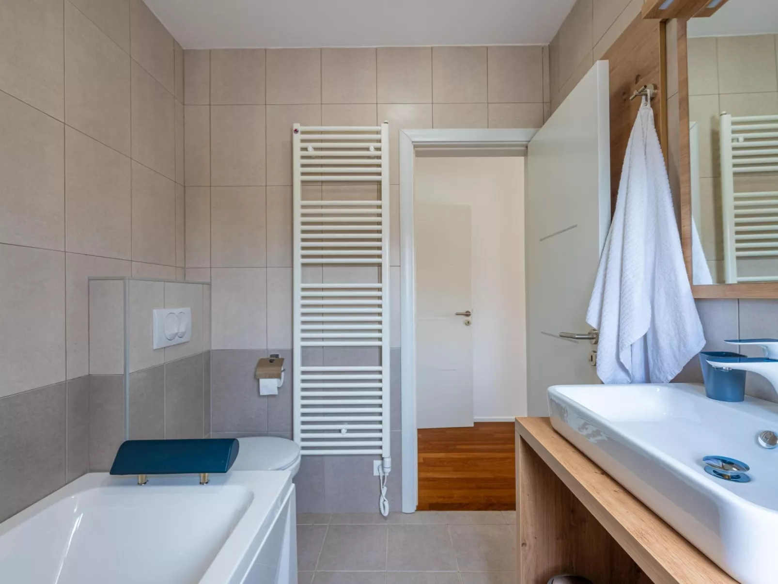 4 Schlafzimmer, 3 Badezimmer, Küche, Wohnzimmer, privater Pool, Grill