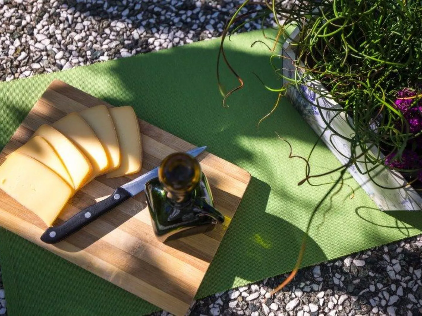 Apartment mit einem kleinen Wohn- und Essbereich und Schlafzimmer-Buiten