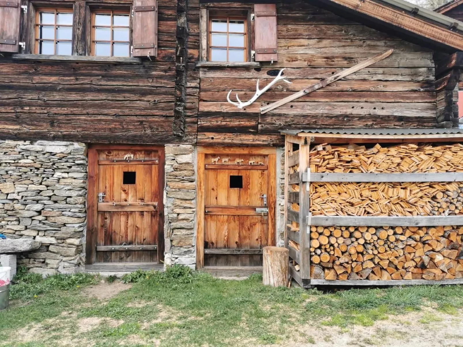 Alphütte Murmolta auf der Sonnenterrasse im Wallis