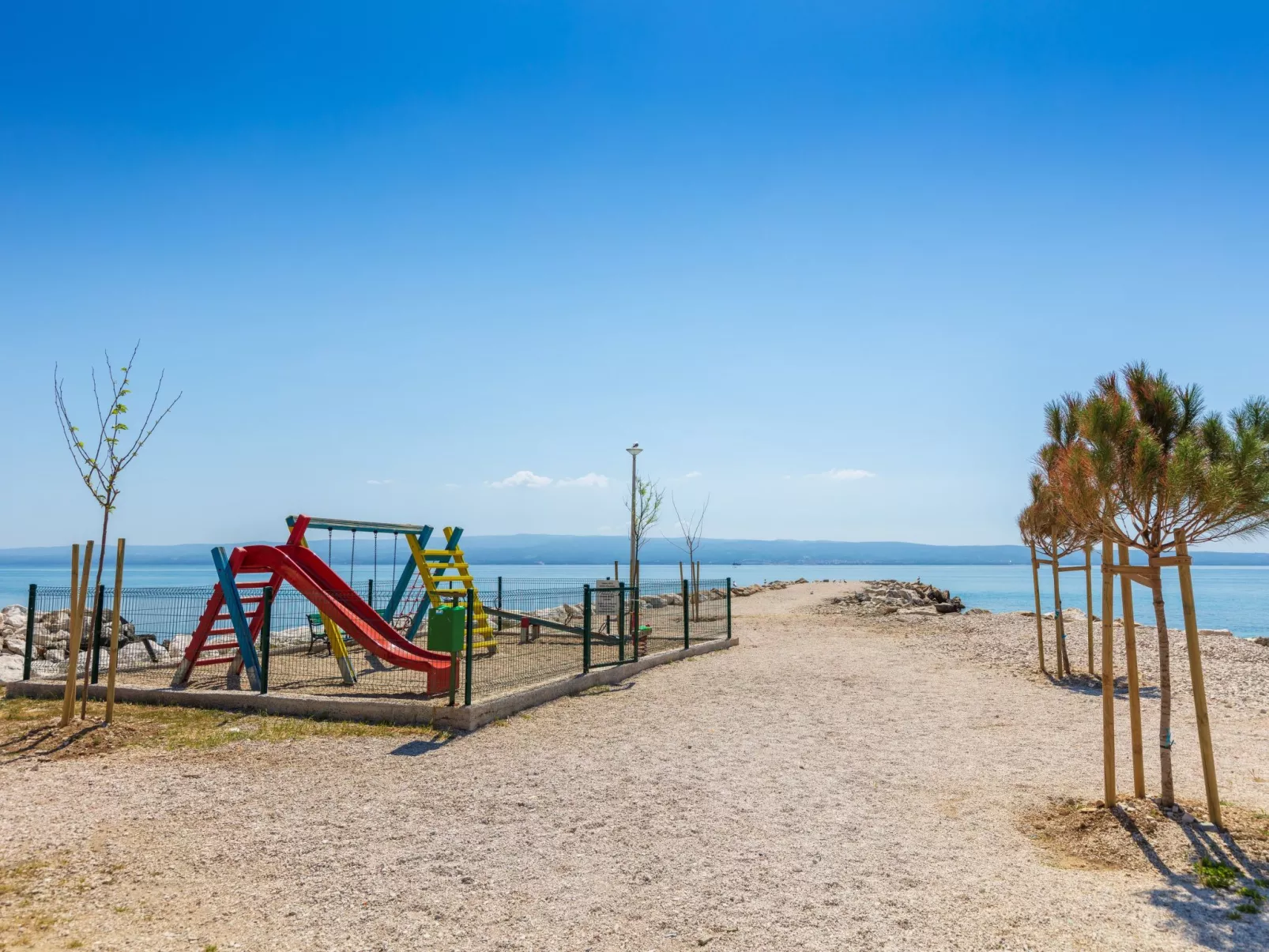 Maric mit Terrasse und Balkon-Buiten