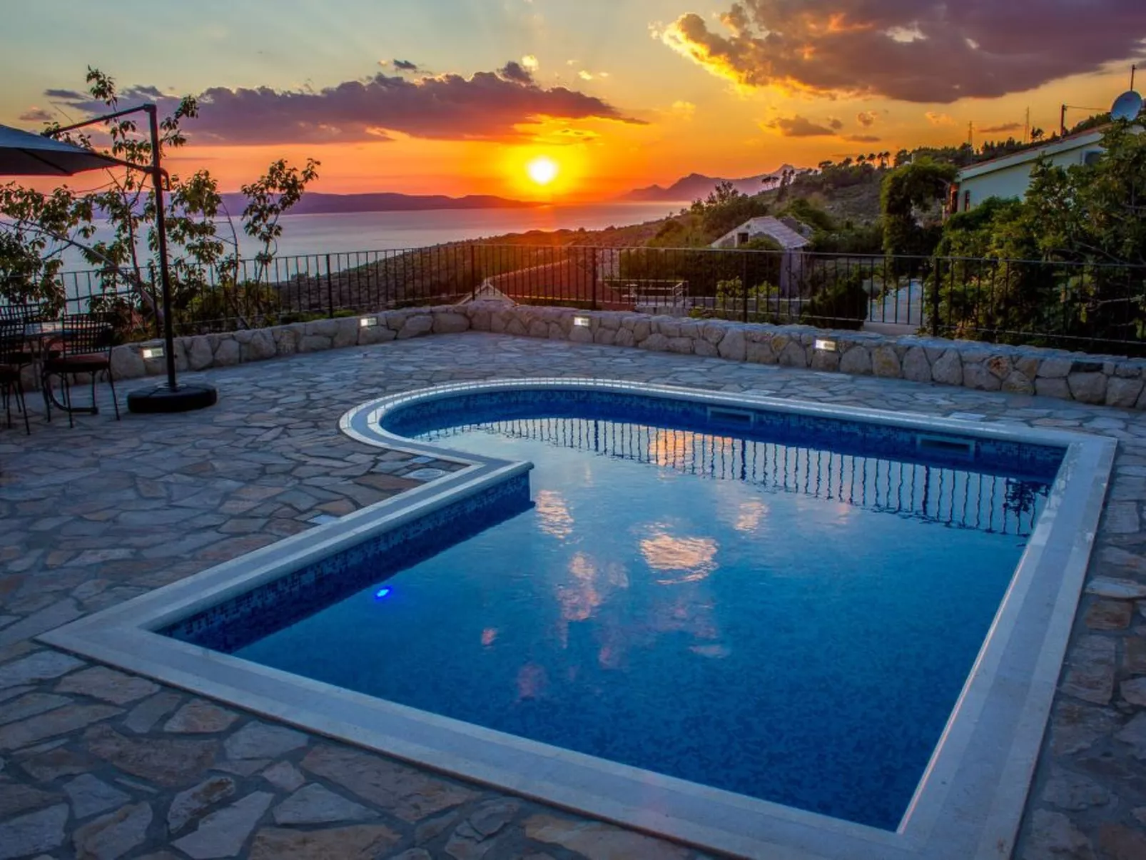 Mit Blick auf das Wasser