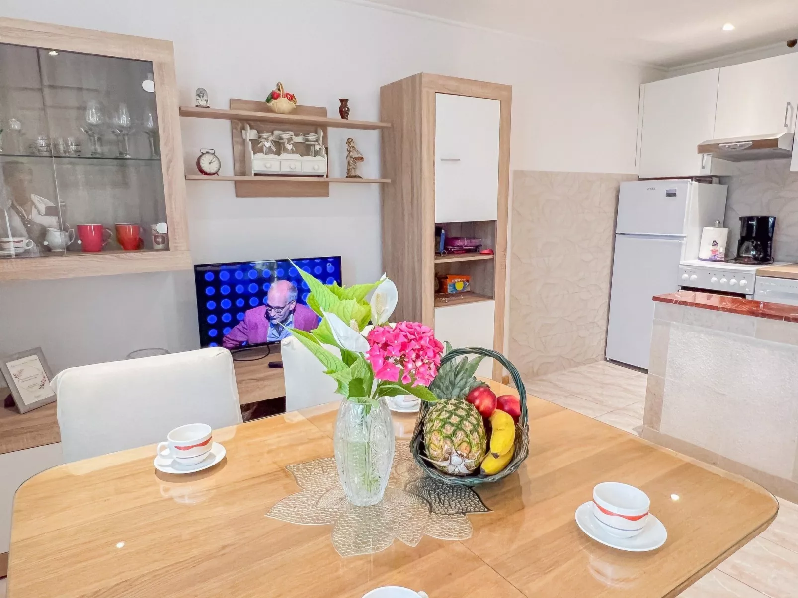 Günstiges Ferienhaus mit Pool und Meerblick-Binnen