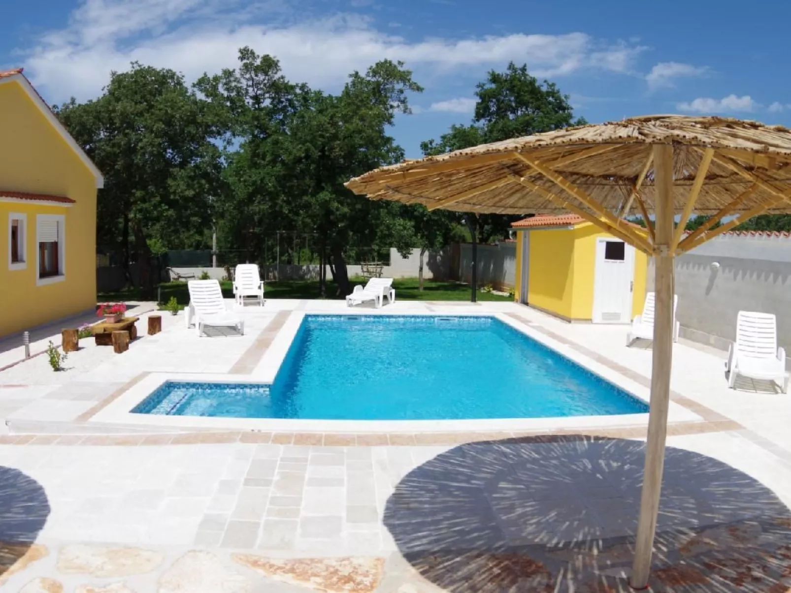 Haus in Sveti Kirin mit Privatem Pool, 4 Schlafzimmer-Buiten