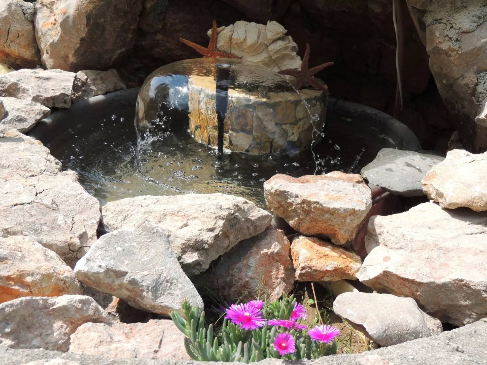 Mit zwei Terrassen für sechs Personen-Buiten