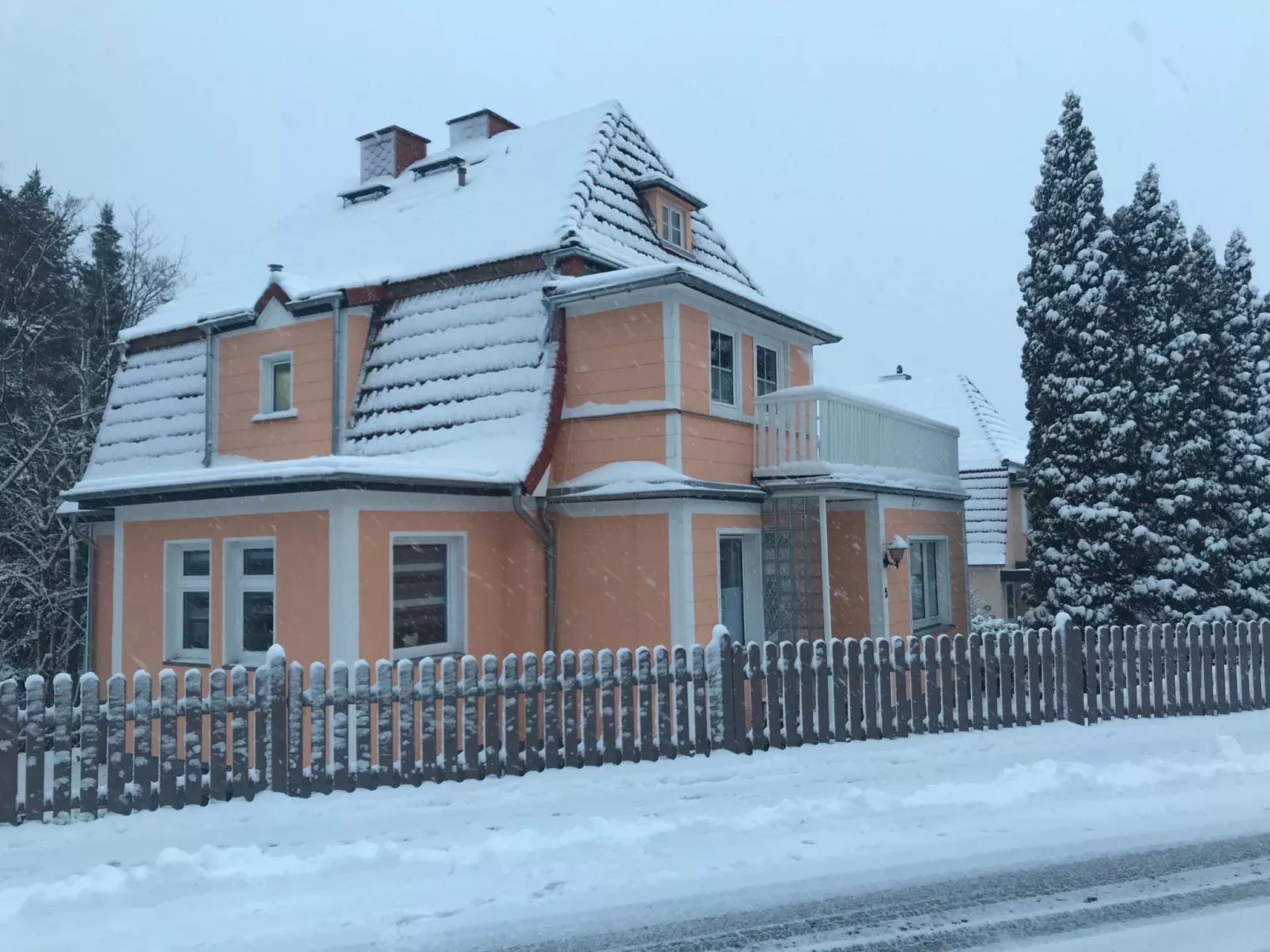 Modernes, gemütliches Ferienhaus mit Terrasse und Garten