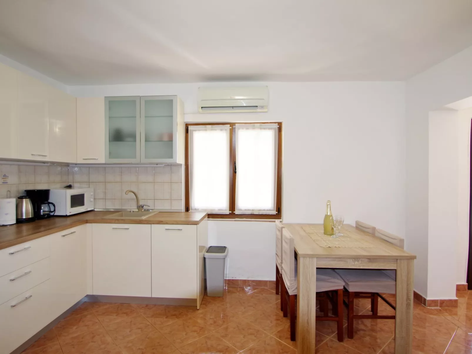 Schönes Haus mit großer grüner Umgebung, Pool-Binnen