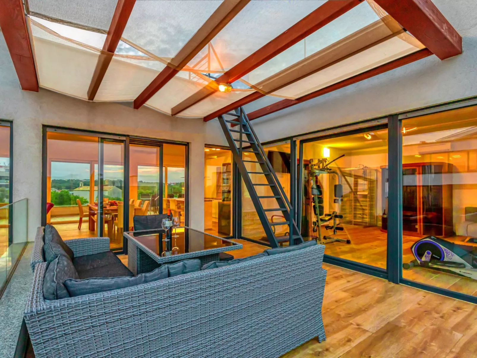 Leon's Holiday Homes-Binnen