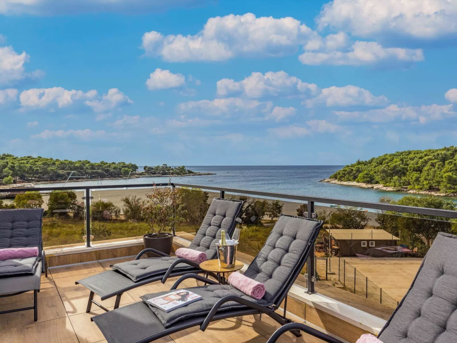 Cedar in Stoja mit großzügigem Garten