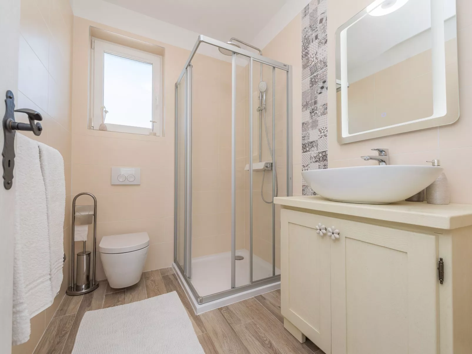 "Ivana" mit Blick auf das Wasser-Binnen