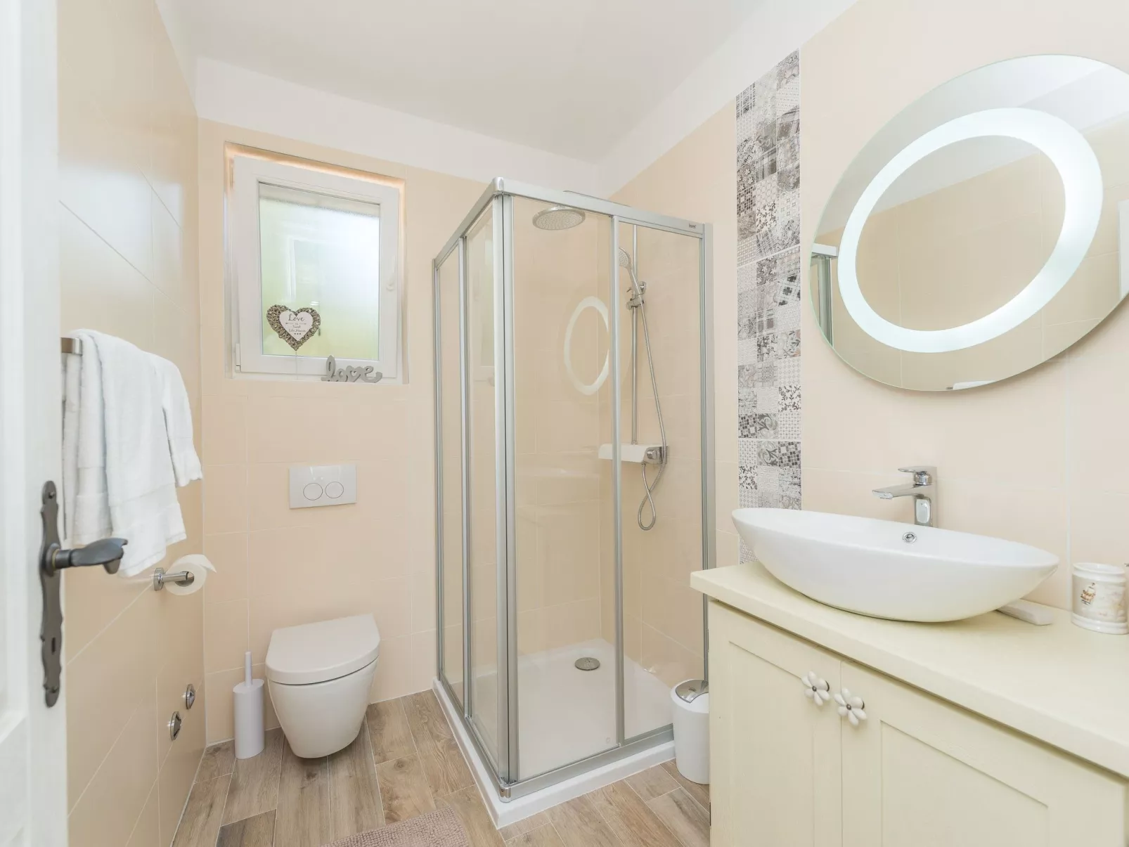 "Ena" mit Blick auf das Wasser-Binnen