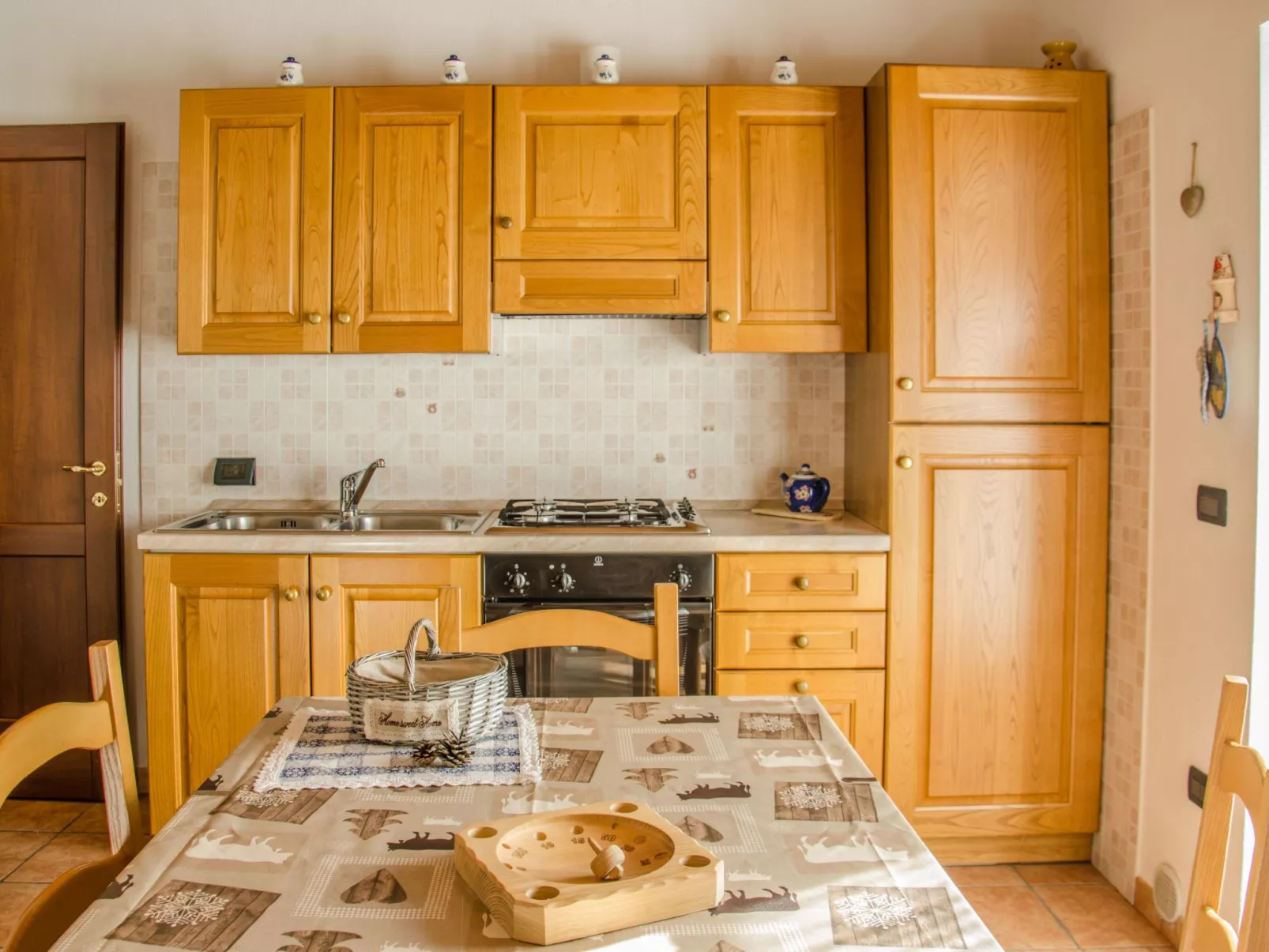 Helle, panoramische Wohnung in den Alpen.-Binnen