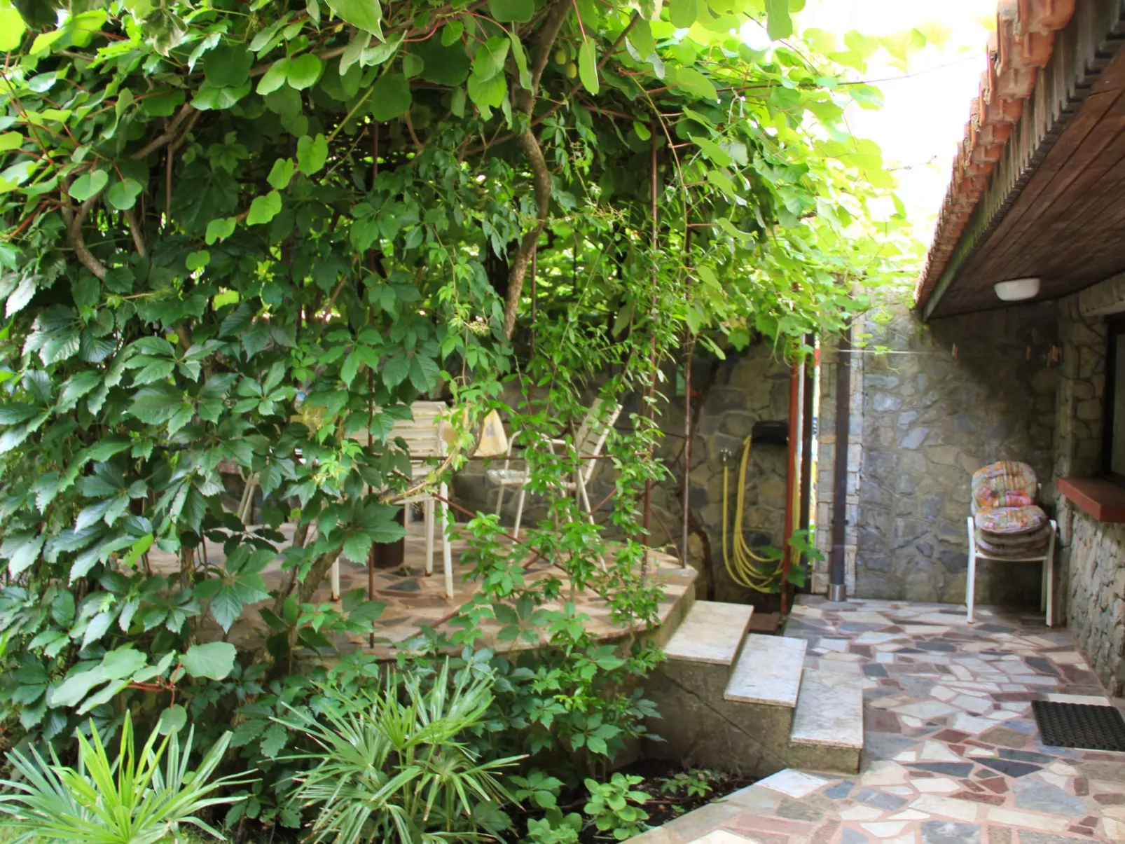 Im Erdgeschoss mit Garten und Laube fur zwei Perssonen mit dem eigenen Parkplat-Buiten