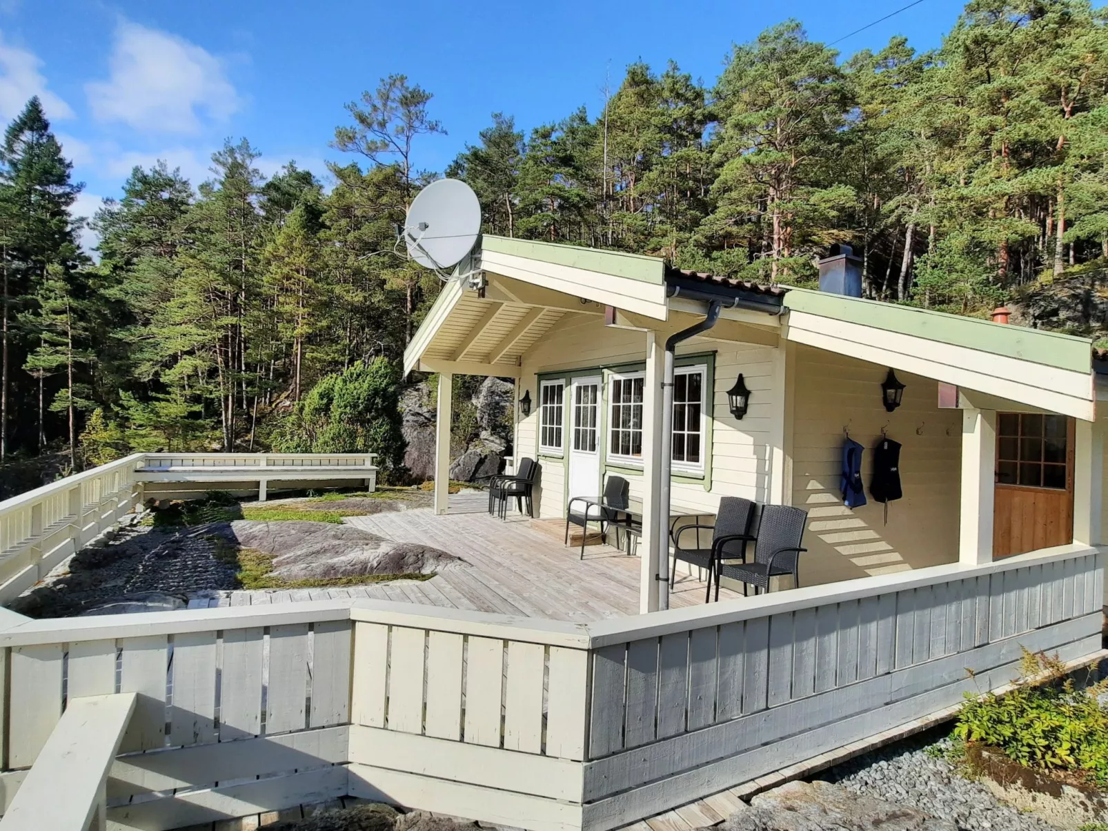 Häuschen mit Blick auf das Wasser