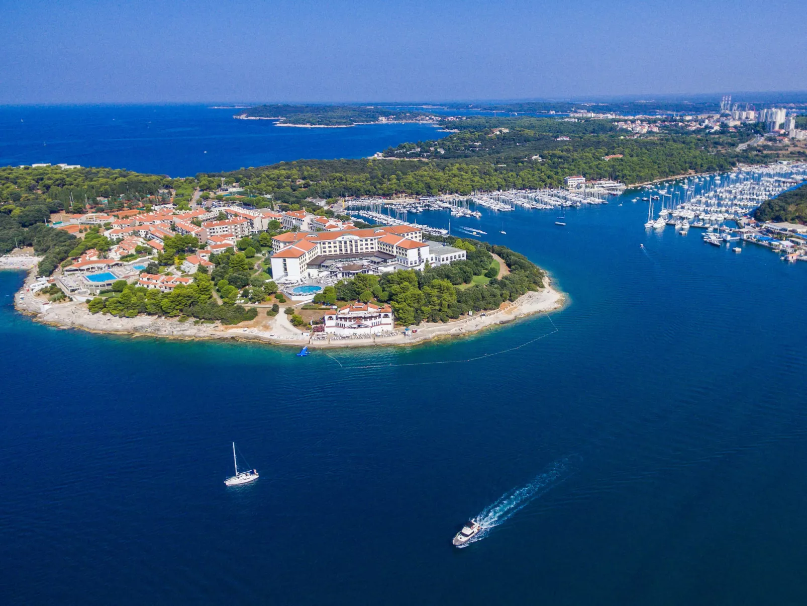 Luka mit Pool, gelegen in Pula-Omgeving