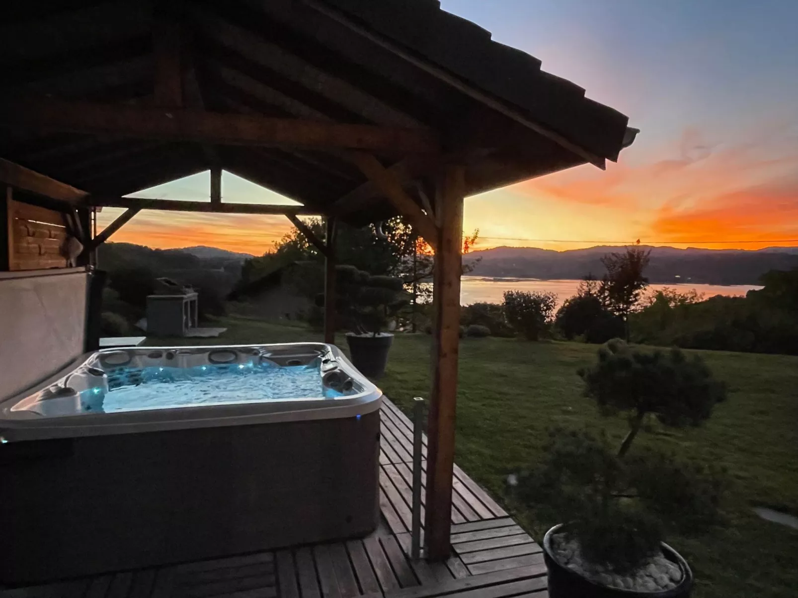 In Aiguebelette-Le-Lac mit Garten, Terrasse und Grill-Buiten