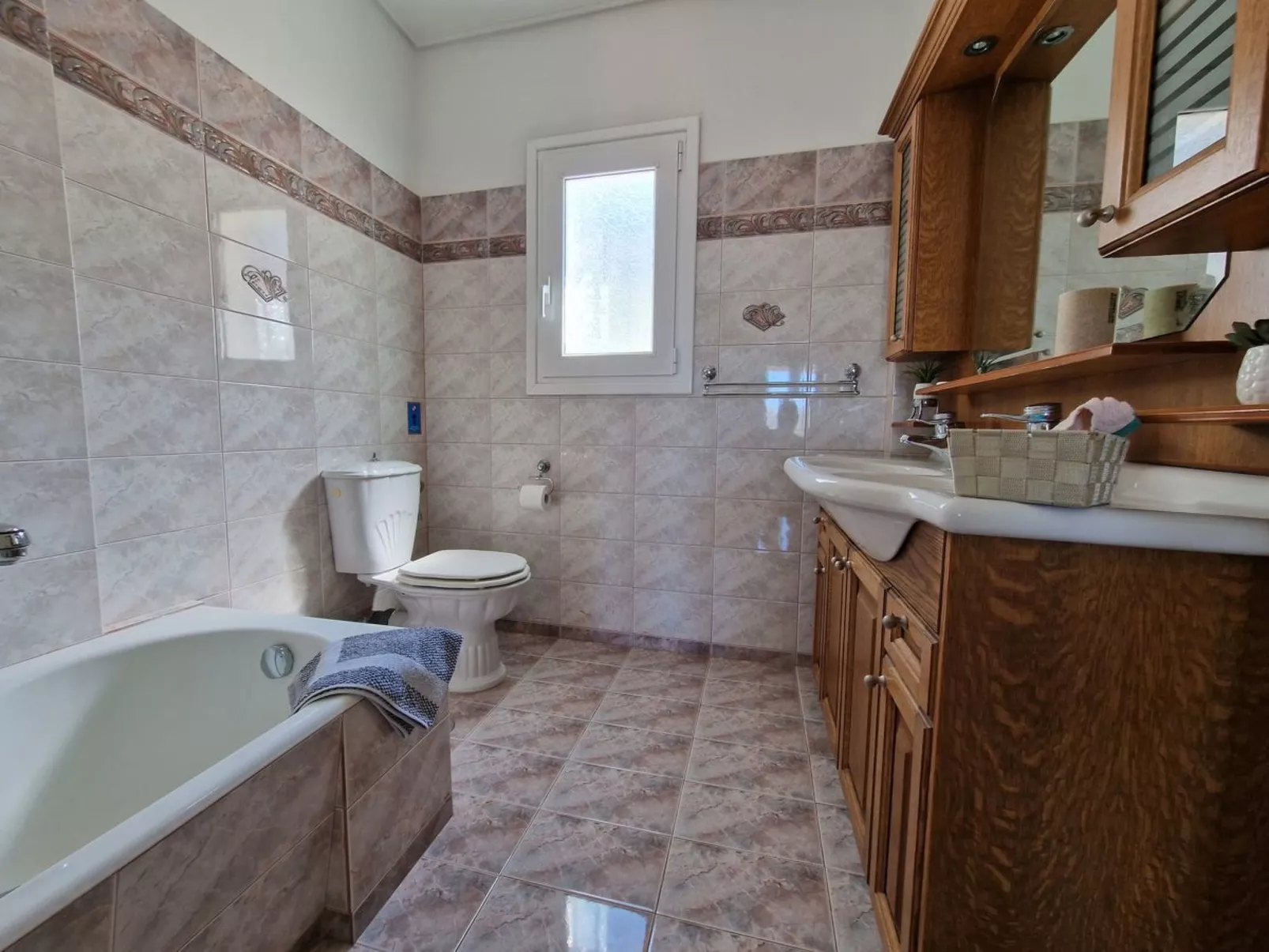 Vollständig umschlossene und großzügig angelegte dreistöckige Ferienvilla mit f-Binnen