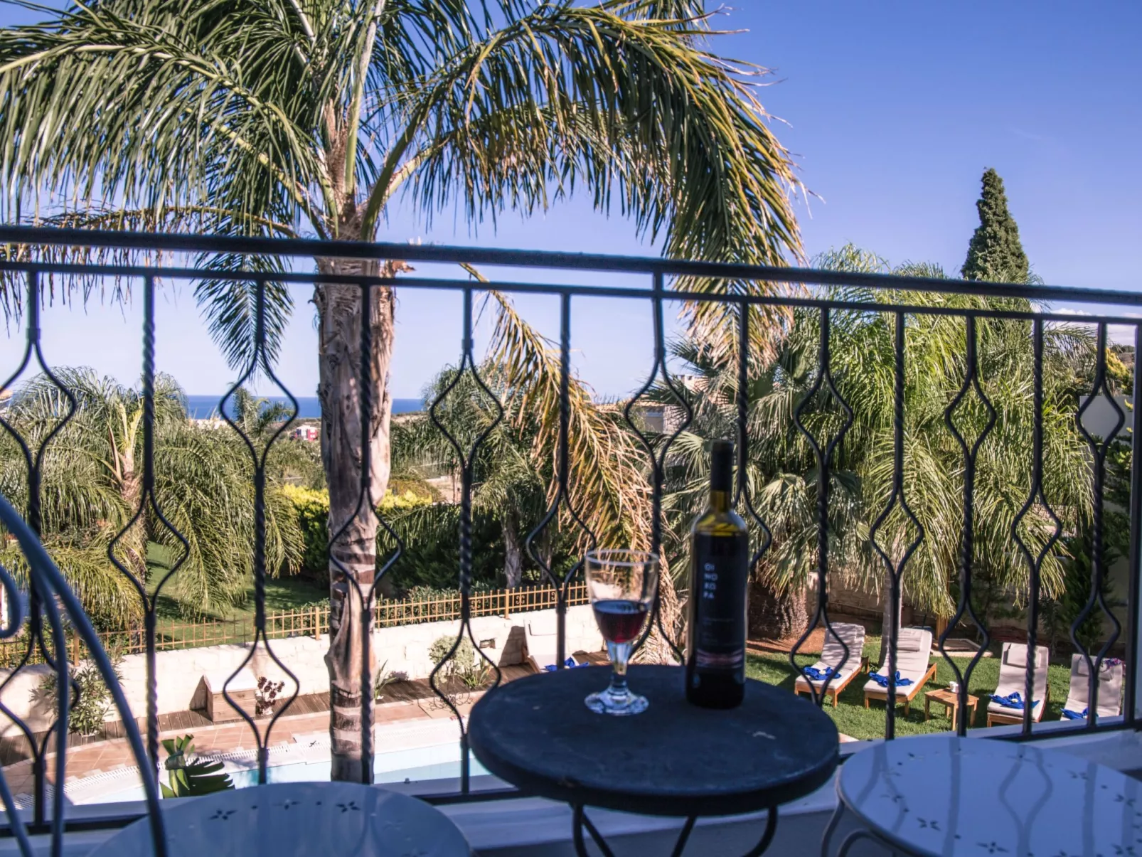 Ferienvilla mit Garten, Grill und Terrasse - Buiten