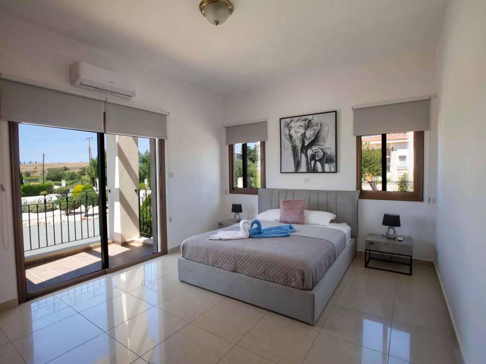 Villa mit Blick auf die Berge und Whirlpool-Image-tags.info