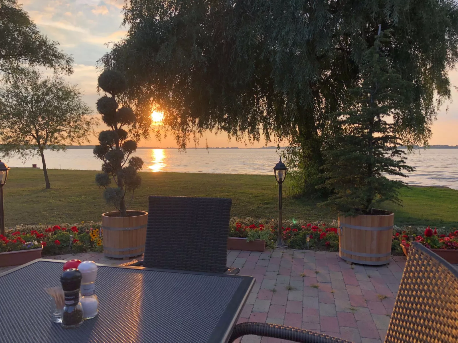 Hütte mit Garten, Grill und Terrasse-Image-tags.info