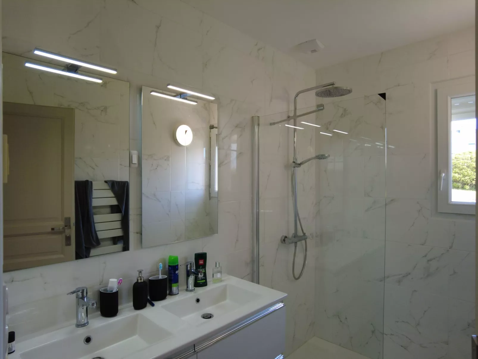 Neues Haus mit blendendem Meerblick