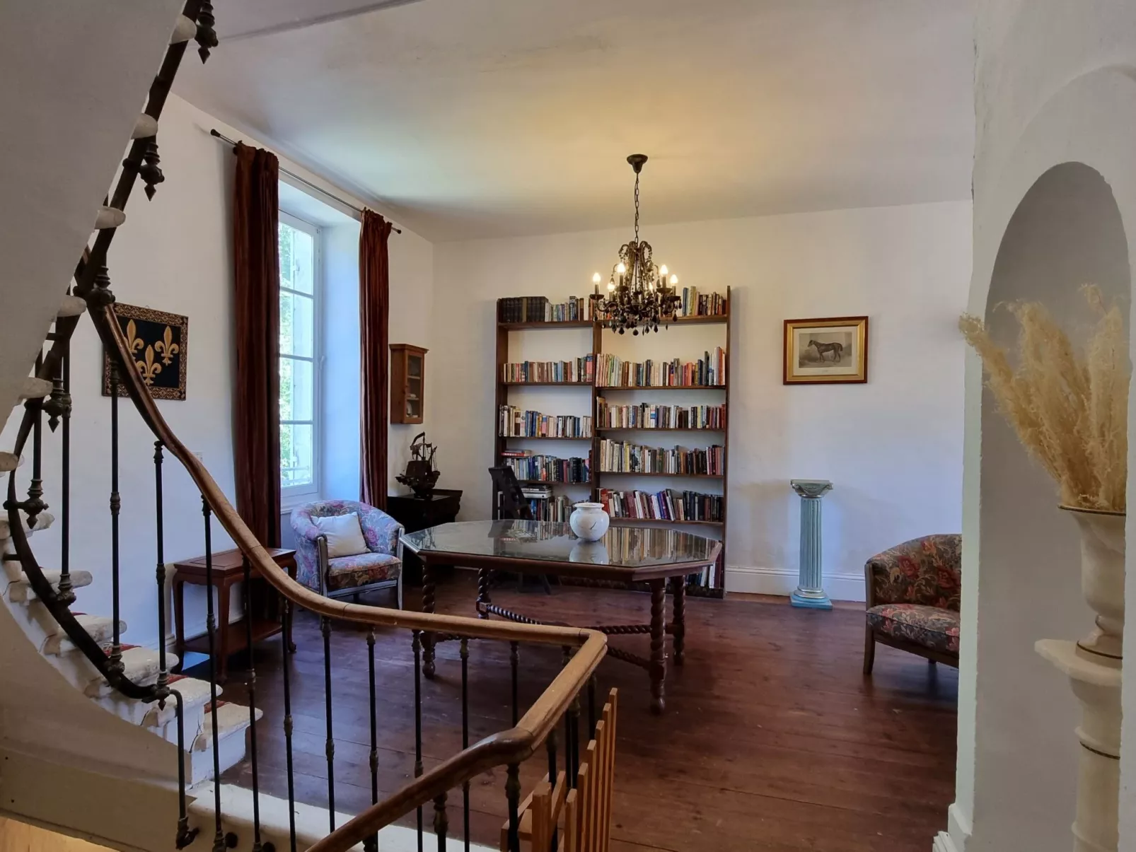 8-Zimmer-Schloss mit Pool und eigenem Park