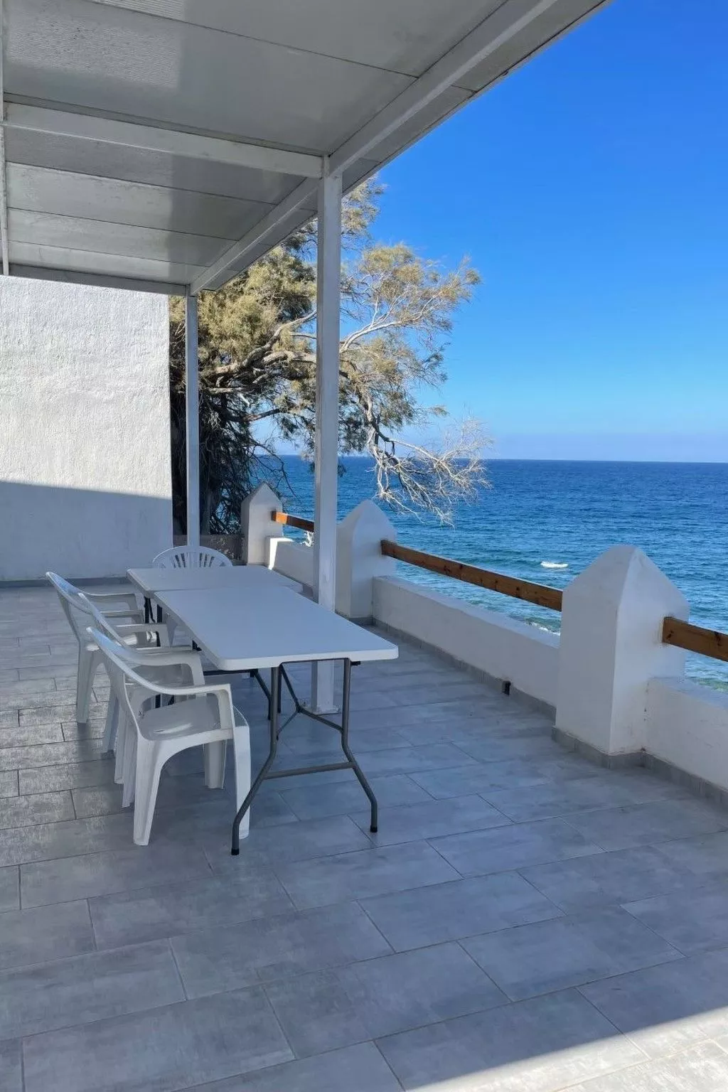 Charmantes Ferienhaus in Ia mit Privater Terrasse-Buiten