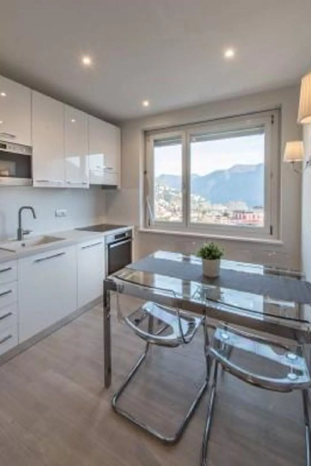 Elegante Penthouse-Wohnung mit Seeblick