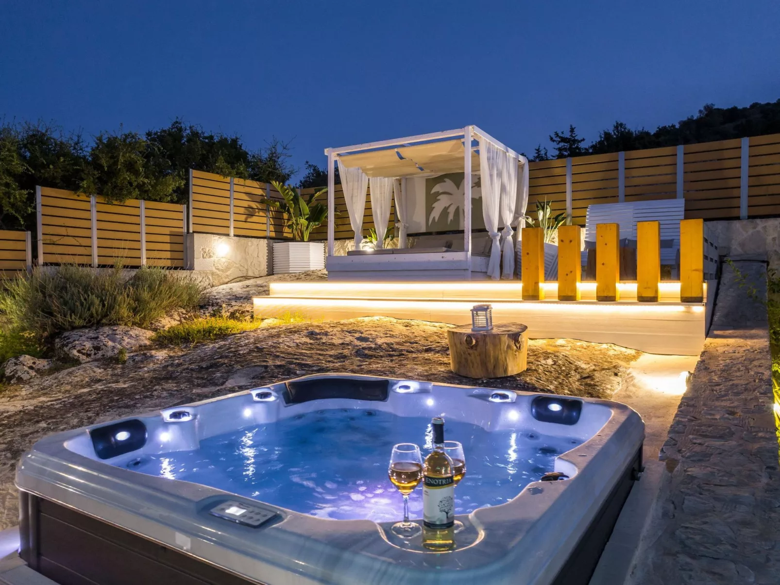 Villa White Harmony 6km vom Strand entfernt mit Pool-Buiten