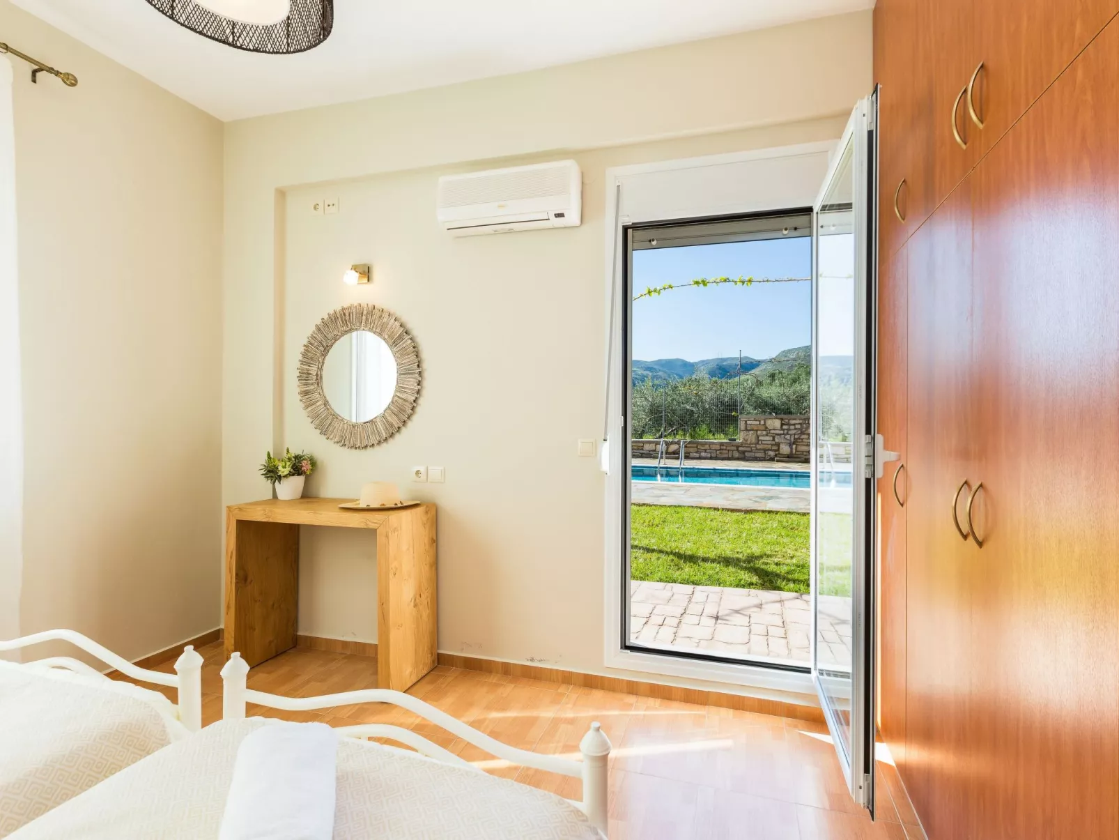 Familienvilla mit Pool und Tischtennisplatte-Image-tags.info