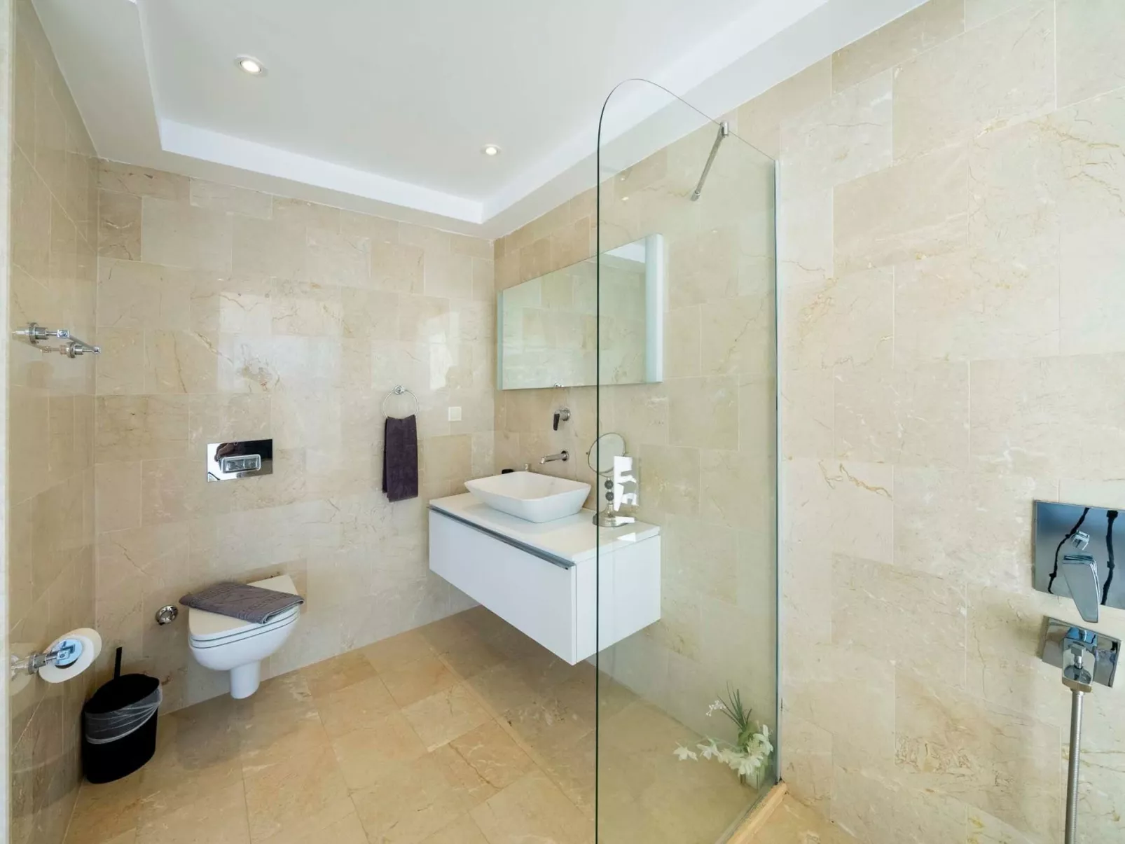 Große Villa direkt am Meer mit Infinitypool