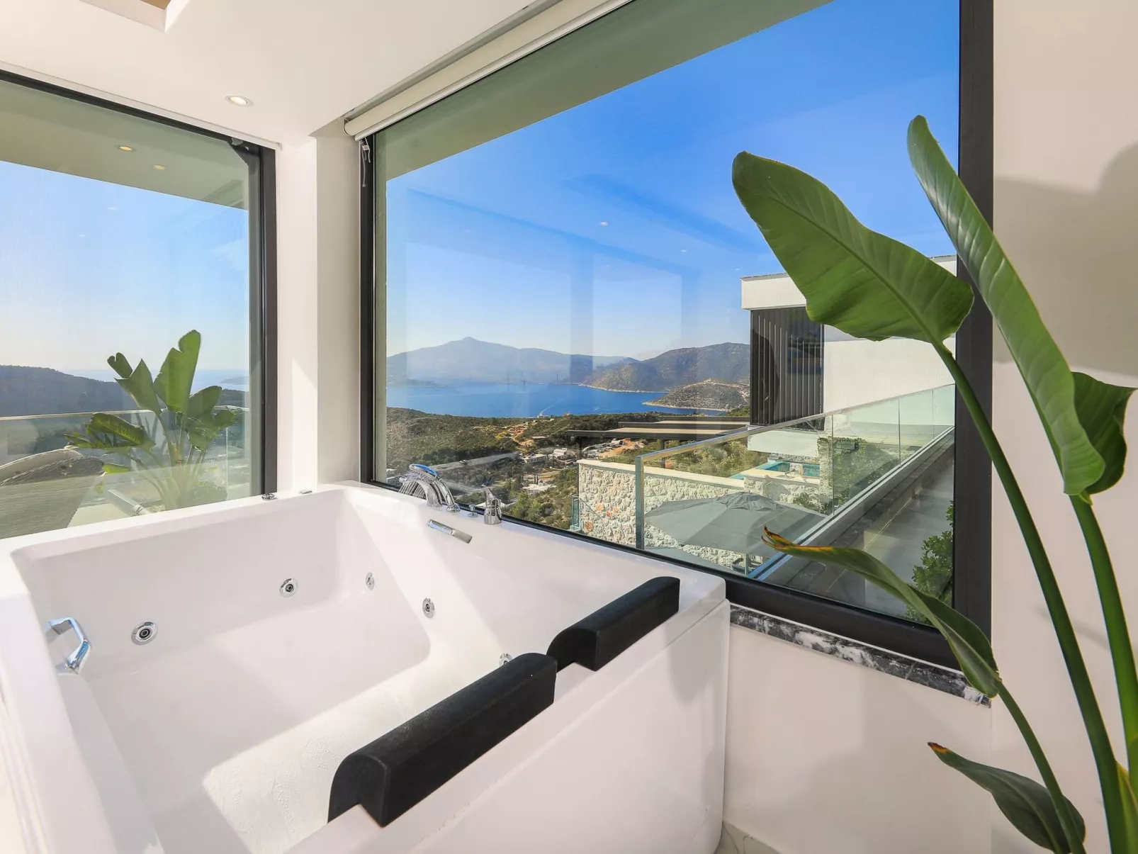 Moderne Luxusvilla in Kalkan mit Meerblick