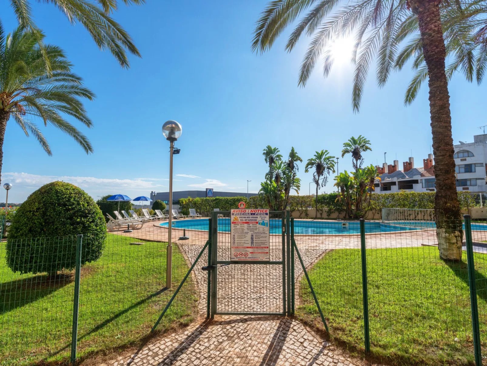 Wohnung mit Terrasse und 2 Schwimmbecken-Image-tags.info