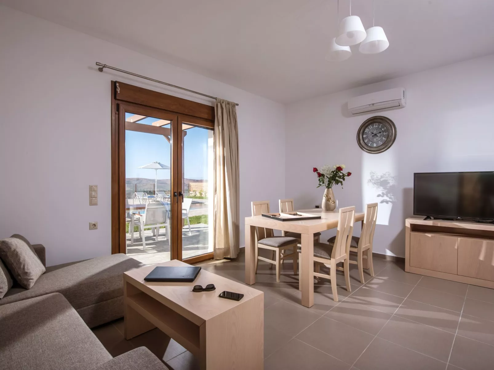 Villa mit Panoramablick Pool und Grillplatz in Strandnähe