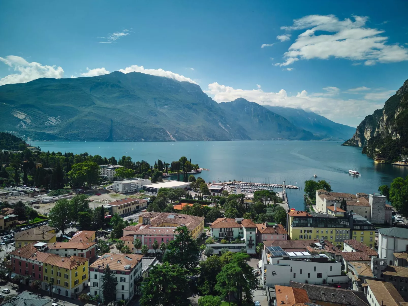 Schönes Dachgeschosszimmer mit großem Balkon BV5