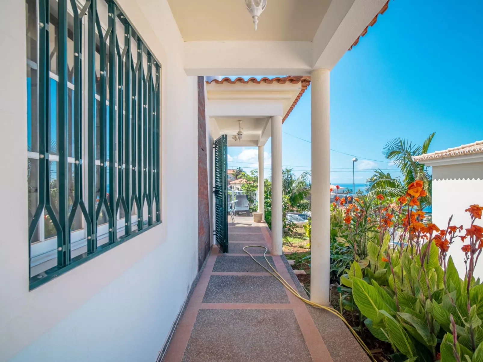 Villa mit Gartenblick-Image-tags.info