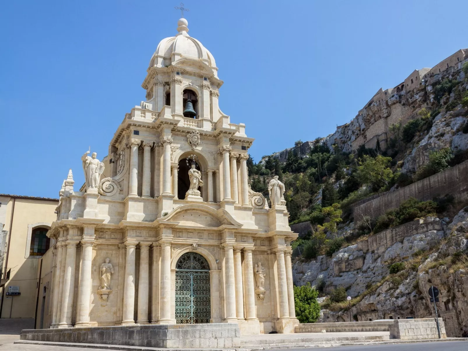 Steinhaus mit Panoramadachterrasse