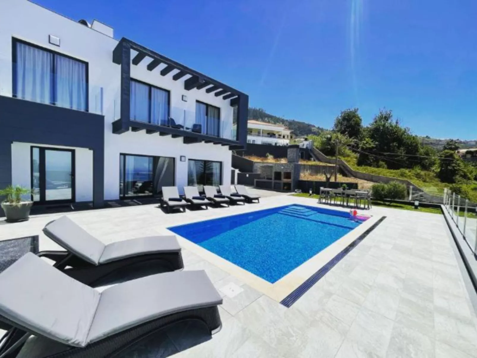 Ferienvilla mit eigenem Pool-Buiten